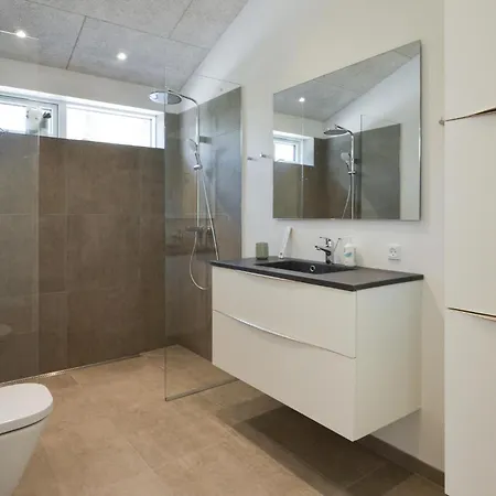 4 Bedroom Cozy In Spottrup
