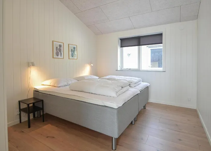 4 Bedroom Cozy In Сasa de vacaciones Spottrup