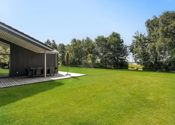 Сasa de vacaciones 4 Bedroom Cozy In *